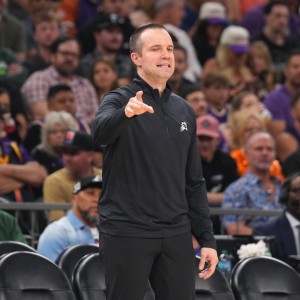 九游电脑版-奥特：大家都在为季后赛冲刺对抗很凶狠 我们必须适应这种节奏